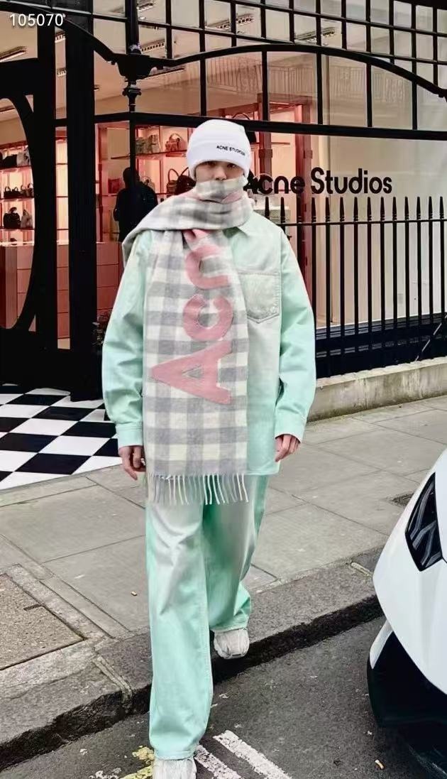 Acnestudios 1981M25ss不規則做舊手工夜光牛仔褲
重工做舊 泥染塗料廢土系列 在燈光強光照射下螢光粉塗料.男女同款
J 碼數：XS.S.M.L.