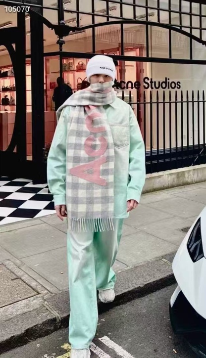 Acnestudios 1981M25ss不規則做舊手工夜光牛仔褲
重工做舊 泥染塗料廢土系列 在燈光強光照射下螢光粉塗料.男女同款
J 碼數：XS.S.M.L.