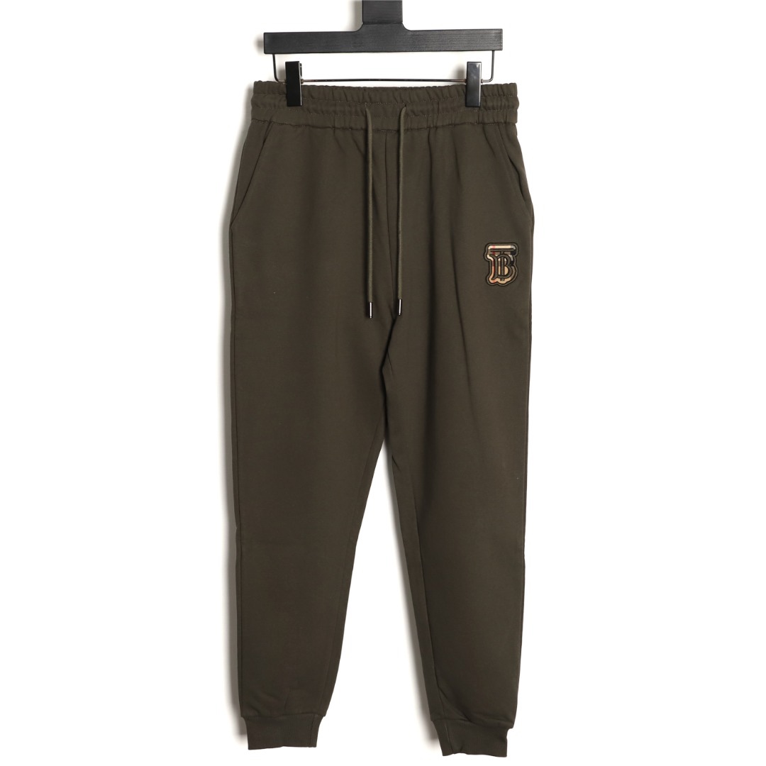 Burberry/巴寶莉 24Fw  TB格紋貼布立體刺繡棉質針織長褲  
面料採用400克洗水純棉毛圈棉質面料，訂染顏色後整蝕毛處理，對照原版做絲滑超柔處理，
布面肌理股線清晰明顯，垂感一級棒，做工精緻都到達外貿出口標準，
刺繡工藝採用百靈達刺繡機器，使刺繡顏色更加飽滿，繡花更加立體，
透氣舒適度高，細節無可挑剔，手感細膩柔軟！上身版型超贊！
顏色：黑色  軍綠
M1 size：S-XL
