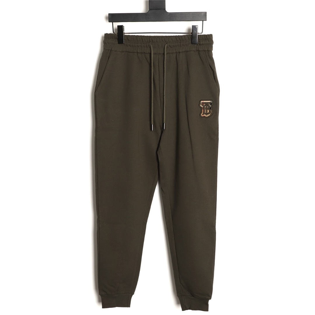 Burberry/巴寶莉 24Fw  TB格紋貼布立體刺繡棉質針織長褲  
面料採用400克洗水純棉毛圈棉質面料，訂染顏色後整蝕毛處理，對照原版做絲滑超柔處理，
布面肌理股線清晰明顯，垂感一級棒，做工精緻都到達外貿出口標準，
刺繡工藝採用百靈達刺繡機器，使刺繡顏色更加飽滿，繡花更加立體，
透氣舒適度高，細節無可挑剔，手感細膩柔軟！上身版型超贊！
顏色：黑色  軍綠
M1 size：S-XL
