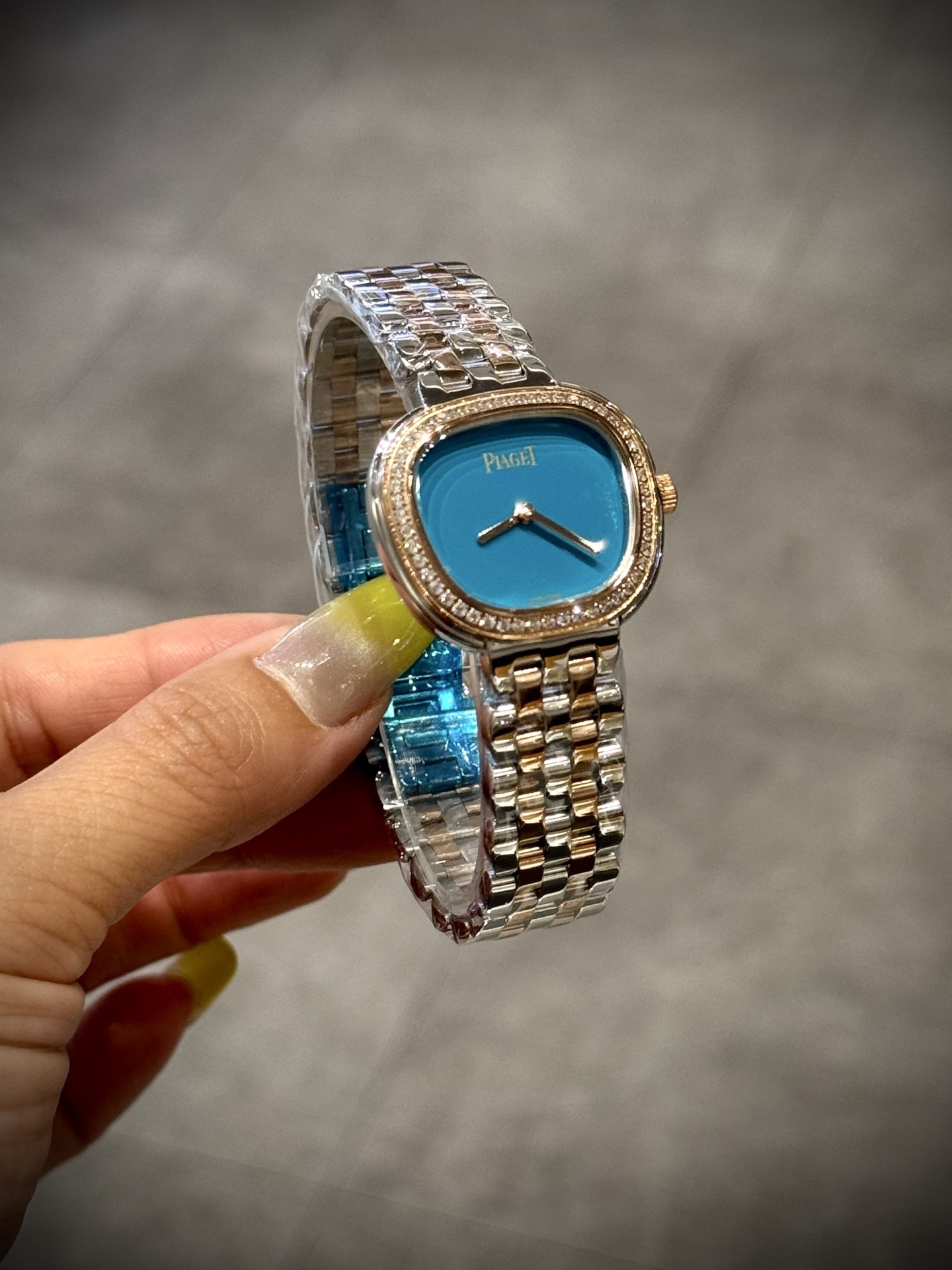 A8 factory•伯爵全新腕表 ﻿ #PiagetSixtie鎏金悅影系列 ﻿ 在瑞士鐘錶展「鐘錶與奇跡」閃亮登場！這款腕表游走於非凡制表工藝與黃金工藝之間，簡直是時尚與藝術的完美結合。Sixtie腕表採用獨特的梯形設計，重新詮釋1960年代末大膽華麗的風格，展現出獨特的魅力與優雅。
✨Sixtie系列腕表
✨直徑29毫米,
✨CNC數控雕刻精鋼梯形表殼
✨專櫃同步超薄厚度僅僅7mm
✨銀色太陽緞面打磨錶盤
✨316L精鋼錶鏈,搭載伯爵進口石英機芯  
認准A8出品！必屬精品！