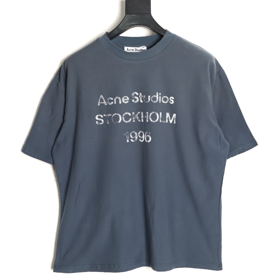 🔝Acne Studios 26SS 1996字母印花短袖T恤
面料是定制定染的32支220g原版雙紗棉，胚布經過高盂環保染色，裁大貨前還要進行高溫環縮水，降低縮水率的同時使得手感更柔軟舒適，印花方面必須五層膠漿，第一遍必須為進口打底漿，填平布料上極為細小的線洞，再由高溫床烤乾再劇頗色，採用油墨因熱平網印花，一共刷五層，每一層間隔為時間為30分鐘，才能保證出來的成品保持原版的質感，全套開發輔料
尺碼：S-XL