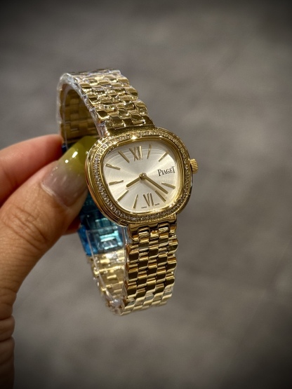 A8 factory•伯爵全新腕表 ﻿ #PiagetSixtie鎏金悅影系列 ﻿ 在瑞士鐘錶展「鐘錶與奇跡」閃亮登場！這款腕表游走於非凡制表工藝與黃金工藝之間，簡直是時尚與藝術的完美結合。Sixtie腕表採用獨特的梯形設計，重新詮釋1960年代末大膽華麗的風格，展現出獨特的魅力與優雅。
✨Sixtie系列腕表
✨直徑29毫米,
✨CNC數控雕刻精鋼梯形表殼
✨專櫃同步超薄厚度僅僅7mm
✨銀色太陽緞面打磨錶盤
✨316L精鋼錶鏈,搭載伯爵進口石英機芯  
認准A8出品！必屬精品！大廠品質！歡迎轉載！