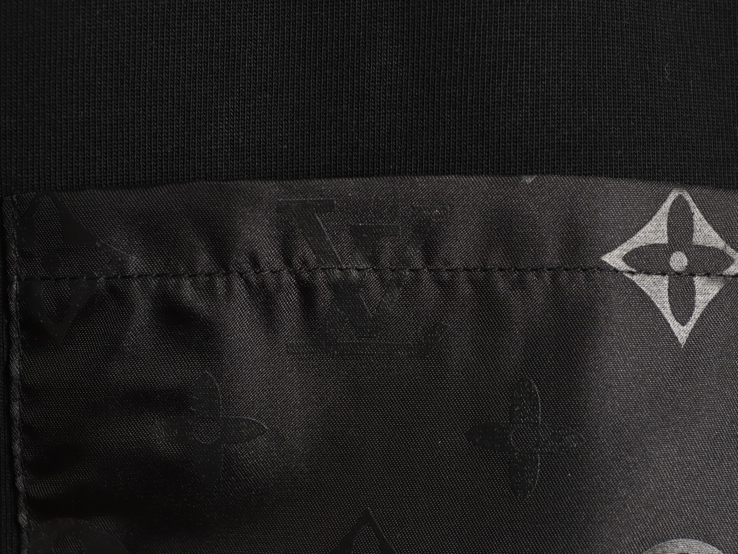LOUIS VUITTON/路易威登LV  暗紋老花口袋短袖T恤  
面料採用300克重雙紗面料，定制32支1*1螺紋，成衣兩遍水洗處，面料舒適親膚無異感，定制定染面料， 紡織密度高，垂感佳，不易變形，厚織感加上緊密紡紗工藝，不會影響面料的透氣性，成色的飽和度很高，進口數碼直噴印花工藝，百搭好看的一款短袖，寬松版型遮肉顯瘦不挑人
M1 Size: XS-L