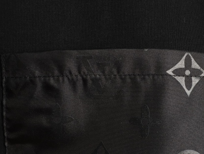 LOUIS VUITTON/路易威登LV  暗紋老花口袋短袖T恤  
面料採用300克重雙紗面料，定制32支1*1螺紋，成衣兩遍水洗處，面料舒適親膚無異感，定制定染面料， 紡織密度高，垂感佳，不易變形，厚織感加上緊密紡紗工藝，不會影響面料的透氣性，成色的飽和度很高，進口數碼直噴印花工藝，百搭好看的一款短袖，寬松版型遮肉顯瘦不挑人
M1 Size: XS-L