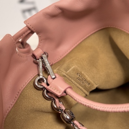 LO℮w℮🌟柔軟納帕羊皮革 Flamenco Purse 福袋 採用褶皺設計，側面搭配標誌性繩結等關鍵細節。款式時尚百搭，可作為手拿包攜帶，亦可搭配甜甜圈鏈條肩背，或搭配皮革肩帶斜挎。此版本採用柔軟納帕羊皮革製成。可肩背、斜挎或手提*可拆卸可調節皮革肩帶*可拆卸甜甜圈鏈條飾*Anagram 鐫刻卵石紋*低調的磁扣開合*絨面革襯里燙金或燙銀*(配套金屬鏈條加長皮肩帶）
型號：012403
Size：30*10.5*20CM（配全套包裝）