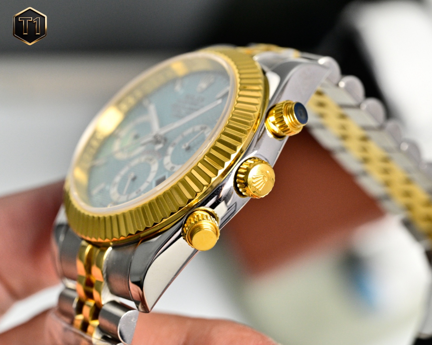 年度新款強力推薦
🔥經典日誌系列-多功能腕表🔥
防表屆最高版本⌚️勞力士⌚️ 複雜系列六針男表[愛心]爆款[愛心] 多功能腕表。
1⃣️搭載原裝進口9100星期月份月相動能功能機芯機械表！
2⃣️錶盤上採用經典獨家高級奢華稜紋 突顯出這款腕表的華貴氣質[呲牙]
3⃣️錶帶採用進口316鋼帶腕表！
4⃣️表鏡採用雙卜藍寶石鏡面！
5⃣️透視底蓋！
6⃣️直徑41毫米，厚度10毫米！
腕表功能匯集星期/月份/日期/月亮/太陽等功能於一身，最佳男士商務腕表真正的標配！為高端腕表的代表之作！
榮譽出品