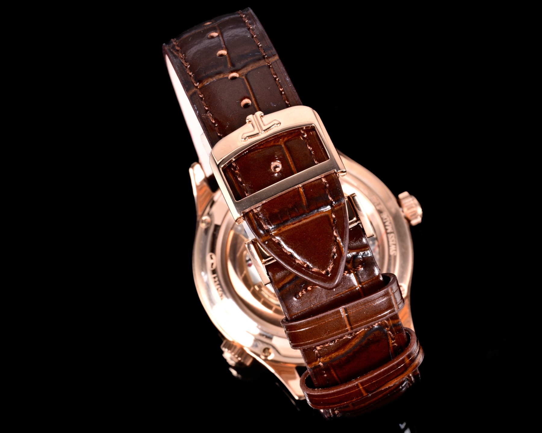 Factory出品
【市場最高版本】JL積家 各路大咖都叫它大醜 其實賦予的是極高贊美 論品味與外觀 在鐘錶界有著舉足輕重的地位 戴出去怎麼都是長臉 各種彰顯品味 Master 地理學家大師系列 Q1428421 復刻版全新升級 多功能腕表 升級Cal.939A機芯 打磨效果更近原裝 升級軸 自動陀為玫金邊 字面紋路清晰 功能：日期顯示 雙時區 動力儲備顯示 316L精鋼  直徑42mm  原裝折疊扣！V+ Factory匠心之作 值得你擁有！