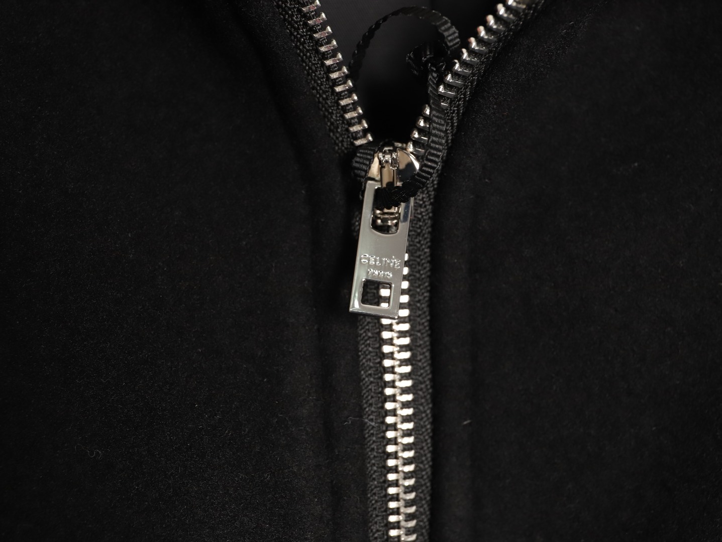 🔝CELINE賽琳CE 大C毛呢皮袖連帽外套
主體採用羊毛混紡面料，經特殊編織工藝打造，質地厚實而不失柔軟，呈現細膩的啞光光澤。羊毛纖維經過預縮處理，有效避免穿著後的變形與起球，同時保留天然的保暖性與透氣性。衣袖部分選用皮革，通過特殊處理賦予皮革細膩的粒面紋理與溫潤光澤，隨著穿著會逐漸形成獨特的使用痕跡，成為專屬的時光印記。內襯採用100%粘膠纖維，手感絲滑且垂墜感佳，與面料形成良好的內外呼應，提升穿著舒適度。
胸前C字貼飾採用毛巾繡工藝，以6mm粗細的紗線層層堆疊，形成飽滿的立體肌理。刺繡