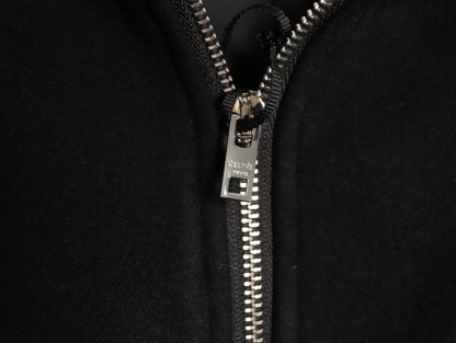 🔝CELINE賽琳CE 大C毛呢皮袖連帽外套
主體採用羊毛混紡面料，經特殊編織工藝打造，質地厚實而不失柔軟，呈現細膩的啞光光澤。羊毛纖維經過預縮處理，有效避免穿著後的變形與起球，同時保留天然的保暖性與透氣性。衣袖部分選用皮革，通過特殊處理賦予皮革細膩的粒面紋理與溫潤光澤，隨著穿著會逐漸形成獨特的使用痕跡，成為專屬的時光印記。內襯採用100%粘膠纖維，手感絲滑且垂墜感佳，與面料形成良好的內外呼應，提升穿著舒適度。
胸前C字貼飾採用毛巾繡工藝，以6mm粗細的紗線層層堆疊，形成飽滿的立體肌理。刺繡