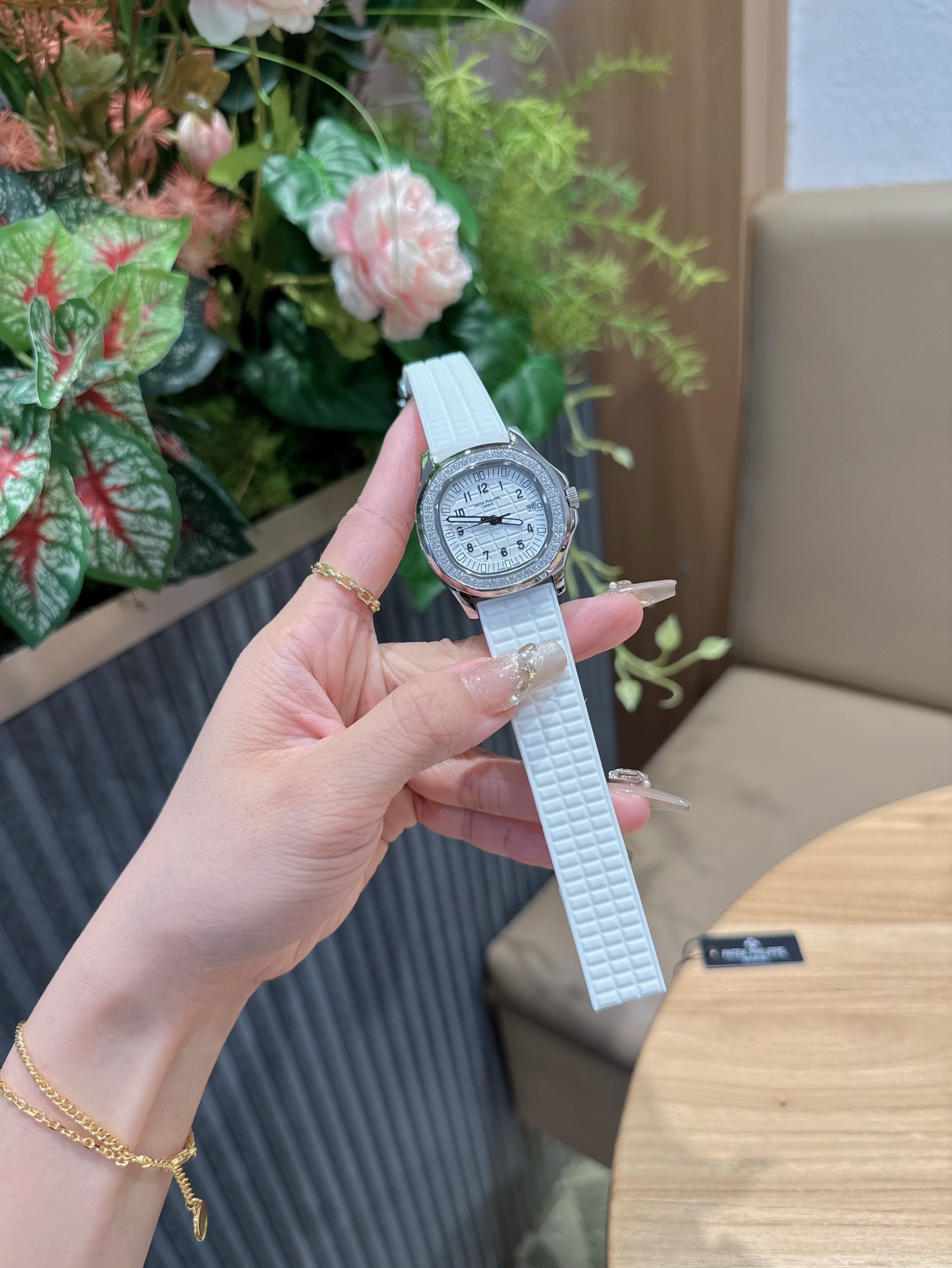 
百達翡麗  5067A 手雷 石英女表 PATEK PHILIPPE--5067A全系列石英腕表，帶來全網最佳的復刻產品和極致體驗，確保還原正品般的舒適感，尺寸35.6X7.7mm 圓潤的八角形表殼與原裝一致，走時穩定，續航持久，性價比超高。