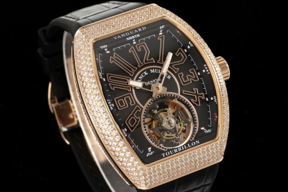 RMS最新 頂級復刻 法蘭克穆勒V45 Vanguard陀飛輪系列 歷時多年研發機芯 
1 1:1 超級復刻原裝複雜法穆蘭陀飛輪機芯 細節完美到位 打造正品機芯獨具的雙發條盒 超薄工藝 
2超長72小時動力儲存 告別每天手動上鏈 高端玩家的定制款 把頭上鏈30個半圈 發條盒為滿 不需要過度上鏈 
3 千錘百鍊 316L精鋼表殼 超薄表殼 與原裝一致厚度 彎曲弧度 更加貼合手腕 佩戴舒適 
4 純正進口意大利小牛皮 貼合手感品質一流的進口氟橡膠錶帶 與正版全完通用互換
5瑞士工程師 原版機芯拆解 一比一甲