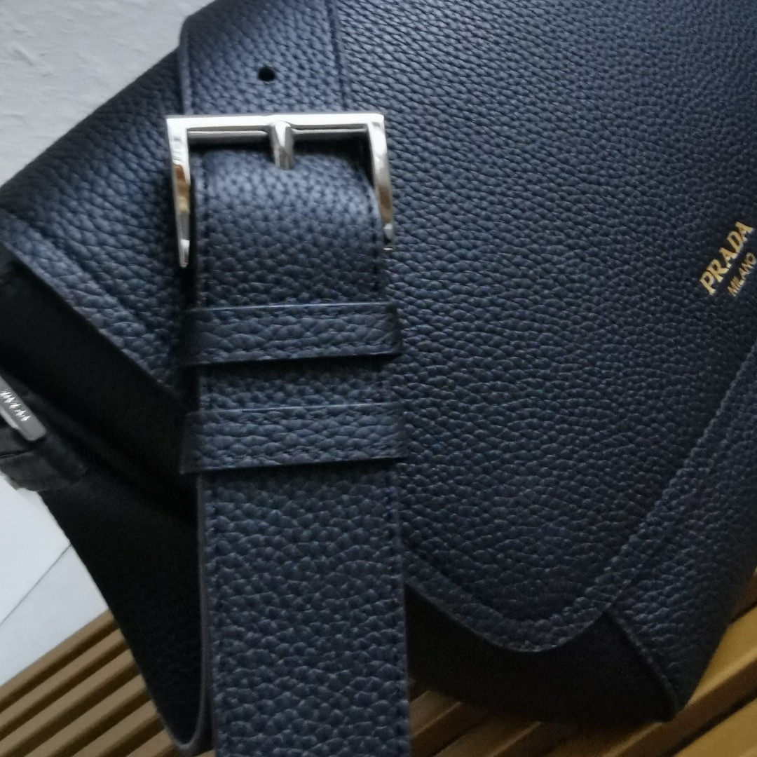 【 原單】🎉新款郵差包🎉🎉2VD069🎉🎉這款皮革單肩包採用進口小牛皮，彰顯時尚休閒格調。精緻小巧，翻蓋廓形搭配可調節肩帶，飾有金屬五金配件和字母徽標。翻蓋設計 上身效果非常酷，寶寶們，趕緊入手吧🎉🎉長22x高22x底12cm🎉🎉🎉👏👏