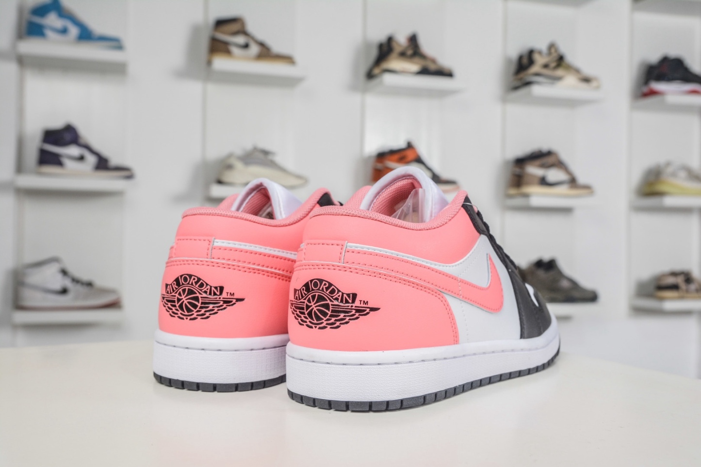 Air Jordan 1 Low 白黑粉  AJ1 低幫休閒板鞋
貨號: 553560 025
Size： 36 36.5 37.5 38 38.5 39 40