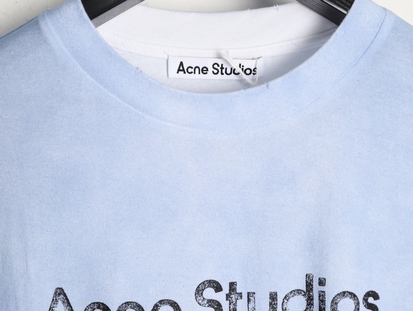 🔝Acne Studios 26SS 1996字母印花短袖T恤
面料是定制定染的32支220g原版雙紗棉，胚布經過高盂環保染色，裁大貨前還要進行高溫環縮水，降低縮水率的同時使得手感更柔軟舒適，印花方面必須五層膠漿，第一遍必須為進口打底漿，填平布料上極為細小的線洞，再由高溫床烤乾再劇頗色，採用油墨因熱平網印花，一共刷五層，每一層間隔為時間為30分鐘，才能保證出來的成品保持原版的質感，全套開發輔料
尺碼：S-XL