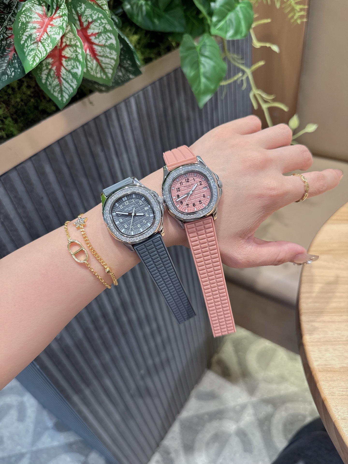 
百达翡麗  5067A 手雷 石英女表 PATEK PHILIPPE--5067A全系列石英腕表，帶來全網最佳的復刻產品和極致體驗，確保還原正品般的舒適感，尺寸35.6X7.7mm 圓潤的八角形表殼與原裝一致，走時穩定，續航持久，性價比超高。