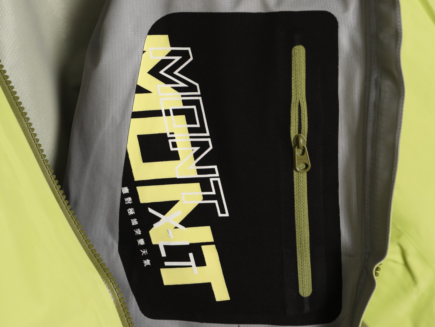 🔝Kailas 凱樂石· MONT X- LT  輕量化衝鋒衣外套

戶外與日常的理想之選，為你帶來極致體驗：

• 超輕量設計：M碼僅重284g，全衣重量減輕54%，極致輕量，穿上宛如無物，長時間徒步、攀爬毫無負擔。收納後體積小巧，如同一瓶礦泉水大小，輕鬆塞於背包一角，不佔空間。

• 卓越面料性能：採用40D GORE - TEX 3L面料，防水指數高達20,000mmH₂O以上，能抵御暴雨侵襲，在雨中行走也可保持身體乾爽。防風性能出色，可有效阻擋狂風。透氣指數達10,000g/m²/2