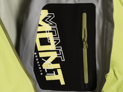 🔝Kailas 凱樂石· MONT X- LT  輕量化衝鋒衣外套

戶外與日常的理想之選，為你帶來極致體驗：

• 超輕量設計：M碼僅重284g，全衣重量減輕54%，極致輕量，穿上宛如無物，長時間徒步、攀爬毫無負擔。收納後體積小巧，如同一瓶礦泉水大小，輕鬆塞於背包一角，不佔空間。

• 卓越面料性能：採用40D GORE - TEX 3L面料，防水指數高達20,000mmH₂O以上，能抵御暴雨侵襲，在雨中行走也可保持身體乾爽。防風性能出色，可有效阻擋狂風。透氣指數達10,000g/m²/2