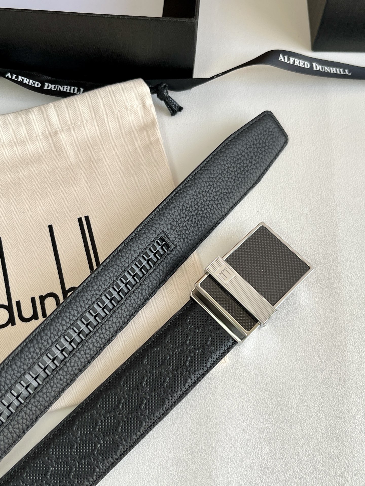 登喜路（Dunhill）是一家英國倫敦的男士奢侈品牌。皮帶以其精湛的工藝和經典的設計，成為男士配飾中的精品。皮帶的質感好、耐用性強，商務休閒百搭款！