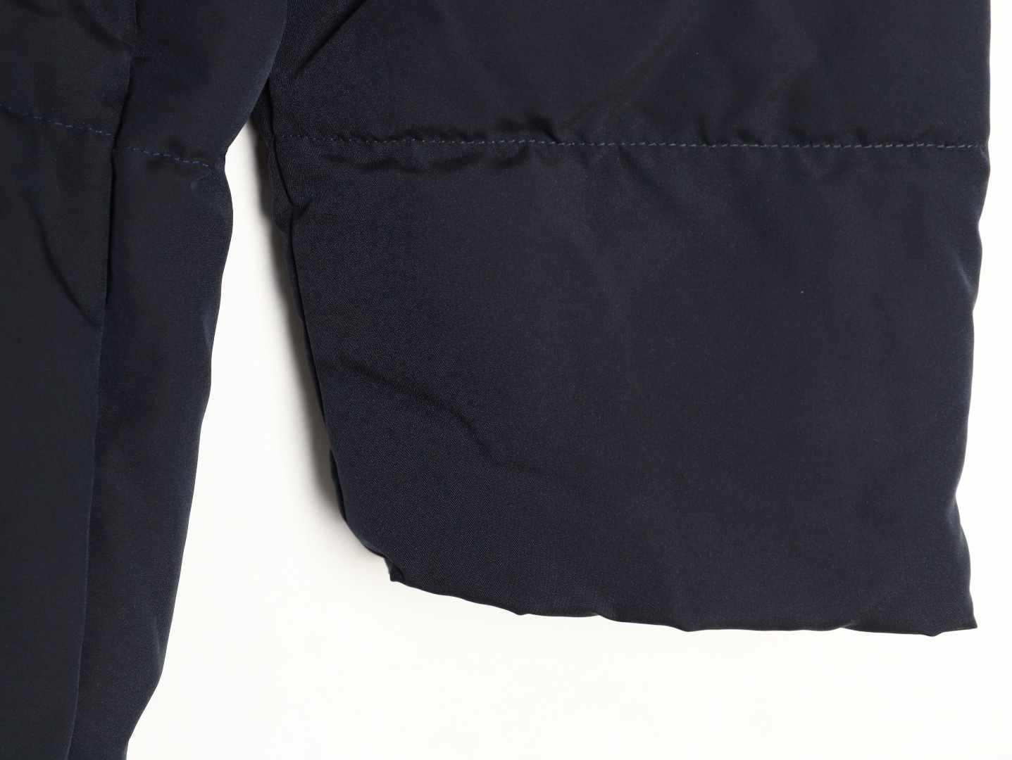 THOM BROWNE/湯姆布朗TB 四槓小狗長款羽絨服
採用進口90鴨絨填充 內外里加雙層內膽不會跑毛 高密度防風抗寒功能性面料 手感柔軟舒適  工藝更是精湛 嚴防鑽絨 採用國際先進的真空充絨技術 增加空氣隔層 不損傷羽線 能保持羽原有的柔軟性、彈性及手感 將羽絨的保暖性發揮到最佳！
N Size：S-M