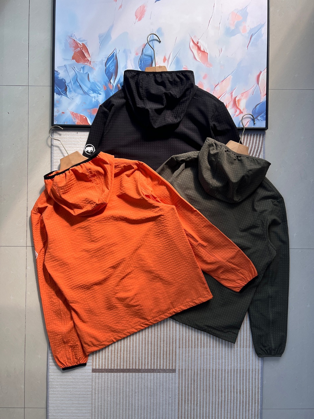 2026年春季新款猛獁象MAMMUT輕量單層彈力外套夾克 男女同款 軟殼連帽夾克
面料95的聚酯纖維 5的氨綸 輕盈帶彈力  手感柔軟舒適   不靜電 質感輕膚，，自帶纖維紋理 ，格紋凹槽 空氣流通  可快速散熱  吸濕排汗 
款式設計簡約大牌，胸口拼布拉鍊口袋 ，多處細節採用四針六線🧵設計點綴，肉眼可見的工藝美
手插口袋，做的壓膠無痕一公分外延  內隱藏拉鍊口袋 上下刺繡鎖邊 提升品質
彈力袖口 輕便舒適 ，下擺出帶有調節繩，穿搭風格可隨意切換
日常休閒  上班通勤 戶外運動  舒適百搭