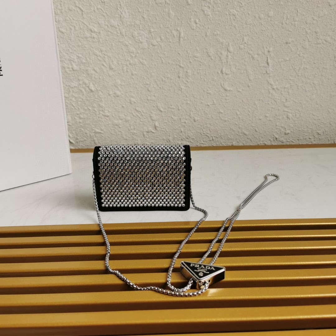 【 原單】🎉項鍊水晶小包🎉1MR024新色🎉🎉這款Duchesse面料卡片夾通體飾以仿水晶，於表面營造出光影格調和虹彩炫色，彰顯華美且不失功能性的設計。最愛是這條可拆卸可調節鐵璉肩帶，又可當腰包裝飾😍😍又可當搭配衣服項鍊裝飾，中間三角形標可調節活動，賦予單品多樣的佩戴方式。空間可裝口紅💄/耳機/鑰匙🚗....夜燈下bling bling,太美了。值得入手🎉🎉尺寸：長11.5cm*高8cm