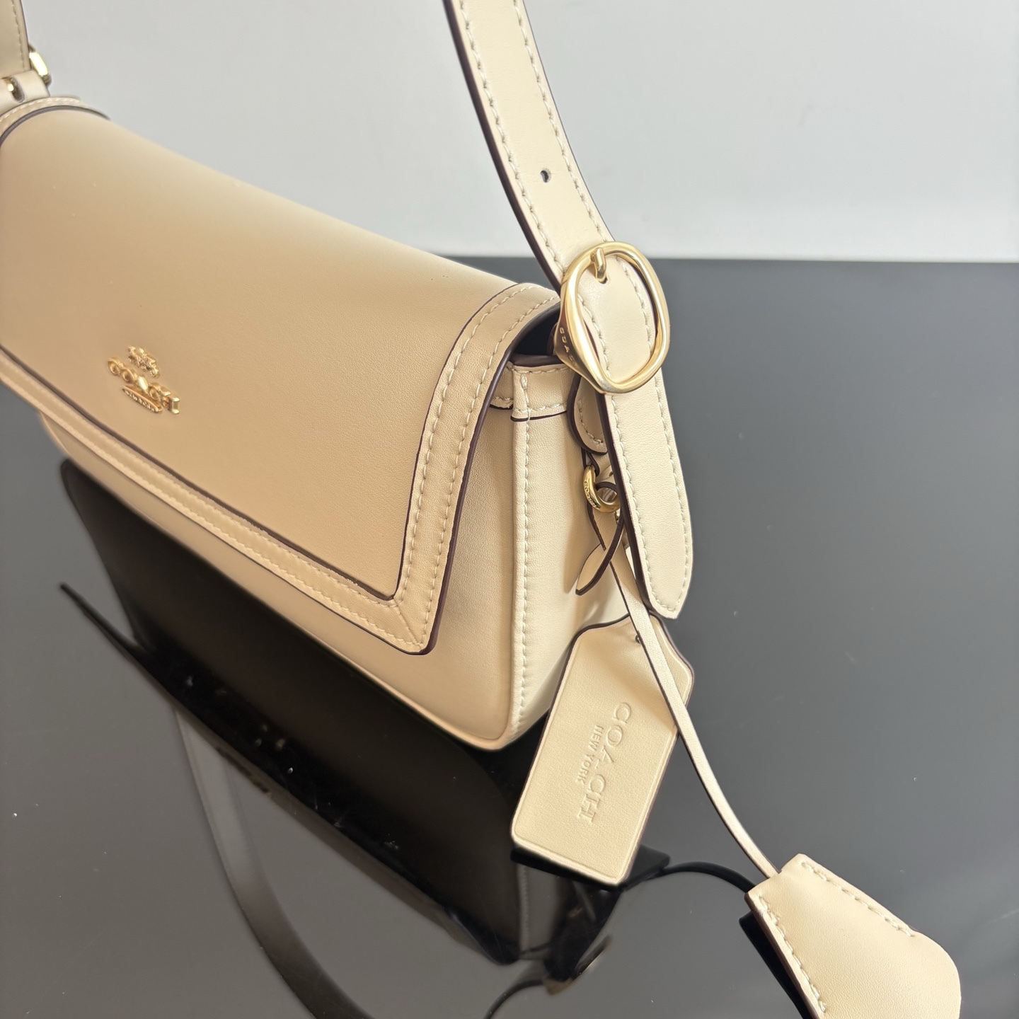 
【新品】COACH/蔻馳奧萊女士ETTA25號翻蓋單肩包腋下包高級通勤 CCV63尺寸25*13.5*6