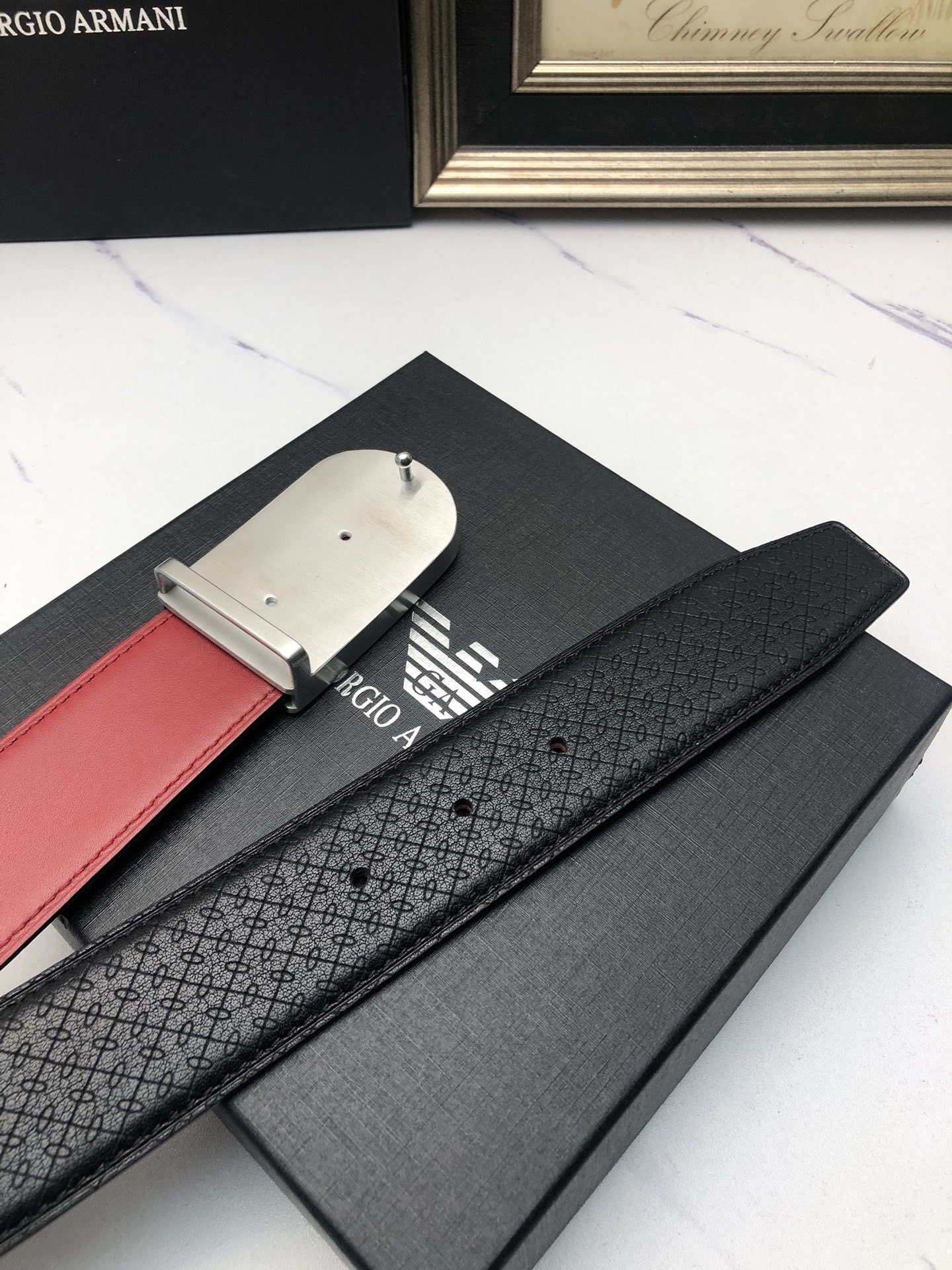 阿曼妮：原單頭層小牛皮燙印花紋，內襯平紋牛皮底，營造織紋外觀。飾以標誌原單扣。專櫃寬度4.0