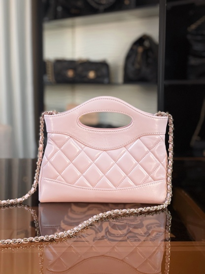 特▪️級鋼 大H實拍
全新到貨🆕𝗖𝗵𝗮𝗻𝗲𝟭 𝟮𝟓𝐏 羊皮系列
𝟥𝟣𝖡𝖺𝗀 𝖭𝖺𝗇𝗈 淺粉

𝟐𝟓𝐏橫版𝟥𝟣𝗆𝗂𝗇𝗂可愛無敵𝖦𝖾𝗍❕
“包王”經典再現巧妙設計🪄
滿足了時髦精的在所期待啦…
軟萌感讓我毫無抵抗力〰️

五金：厚鍍𝟣𝟦𝖪淡金
皮料:   金標𝗓𝗉原廠小羊皮
尺寸：𝟣𝟩.𝟧*𝟤𝟢.𝟧*𝟥.𝟧 𝖼𝗆
3656