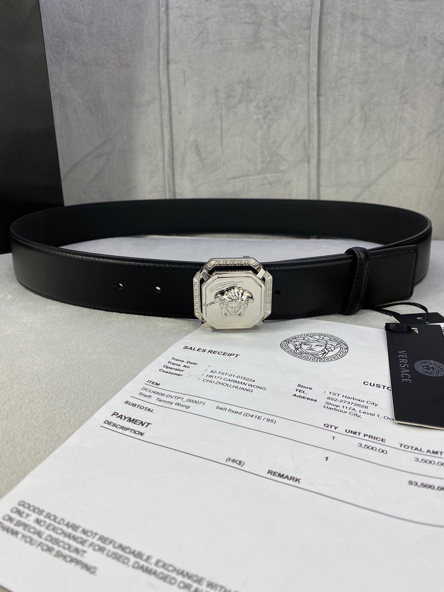 寬度3.8cm VERSACE（範思哲）此款平面皮帶採用小牛皮製成，配有一枚真空電鍍美杜莎頭像腰帶扣，採用穿孔閉合。