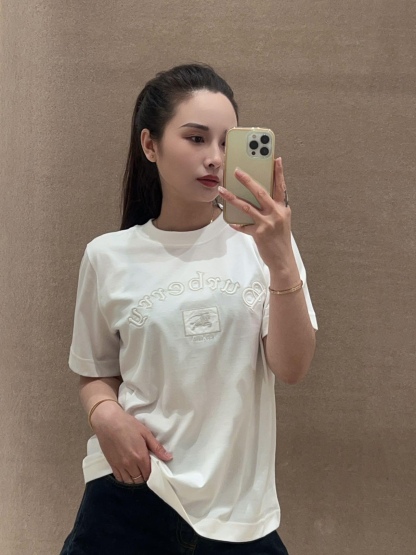 🔝BURBERRY巴寶莉BBR 哥特體刺繡短袖T恤
正品購入，100%洗後維斯棉235克，舒彈羅紋285克，進口刺繡，面料酵洗，定制1：1商標，寬松版型
B Size：S-XL