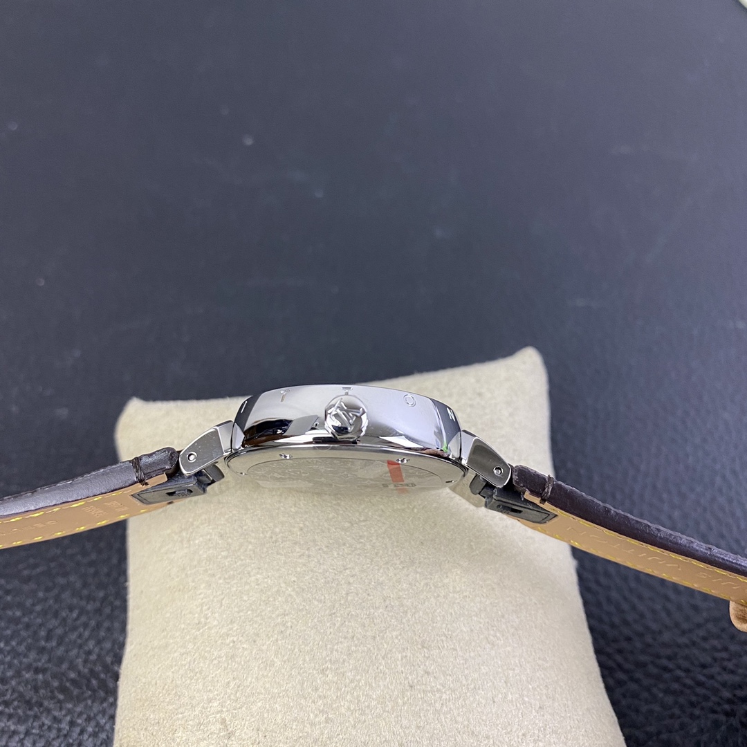 LV工廠超神之作，LV——TAMBOUR SLIM全系列陸續空降市場！致敬原廠 完成使命！
【三大超級亮點】腕表尺寸34mm
1.錶盤的填油細膩，印刷立體，刻度鑲嵌工整，個個精品無瑕。
2.藍寶水晶通透感極佳，與殼體銜接完美。
3.表殼打磨呈現瑞士一線品牌高級質感。
【兩大必買理由】
1.錶帶採用ECCO Leather皮料供應商——手工縫製！還原正品按鍵式快拆設計，方便快捷。
2.2020年最具性價比腕表——採用瑞士石英機芯，做工翻倍無返修，不但是送禮佳品，更是自留神器！
LV工廠一家專為復刻LV腕表而