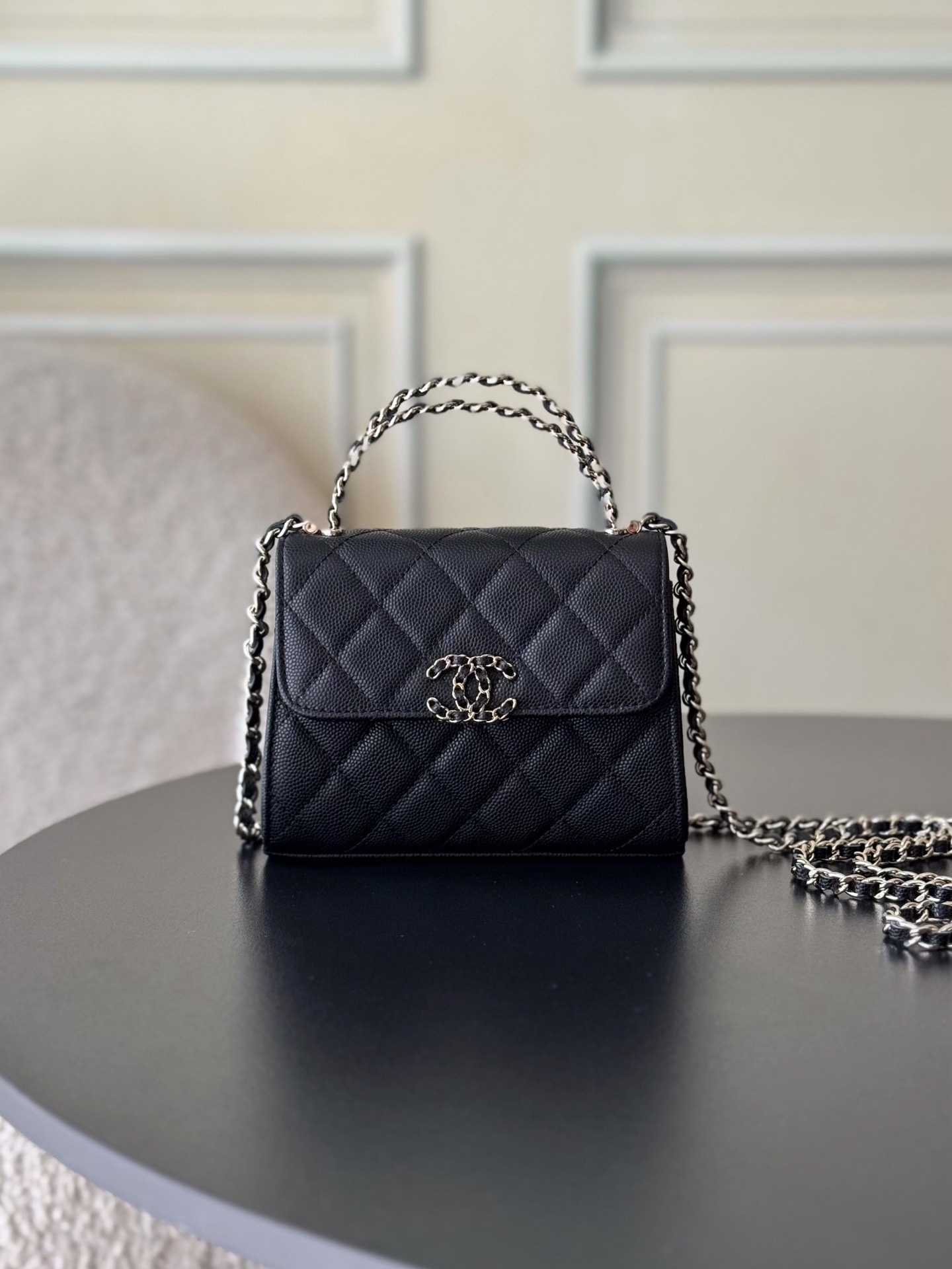 Chanel 25S 新款本季 最火的小球牛皮Kelly 手柄包
這顆絕對是黑馬
第一眼看到就深深愛上💕
顏值不必說 直接閉眼入不會錯
很好打理 也是百搭型
實現了單背斜挎腋下背手拎的效果📷
簡直就是福音〰️
很精緻 值得珍藏🔝

五金：全鋼18K淺金
皮料：獨家Haas小牛皮
尺寸：𝟏𝟒.𝟓*𝟏𝟏.𝟓*𝟓.𝟓 𝚌𝚖
型號：AS3237