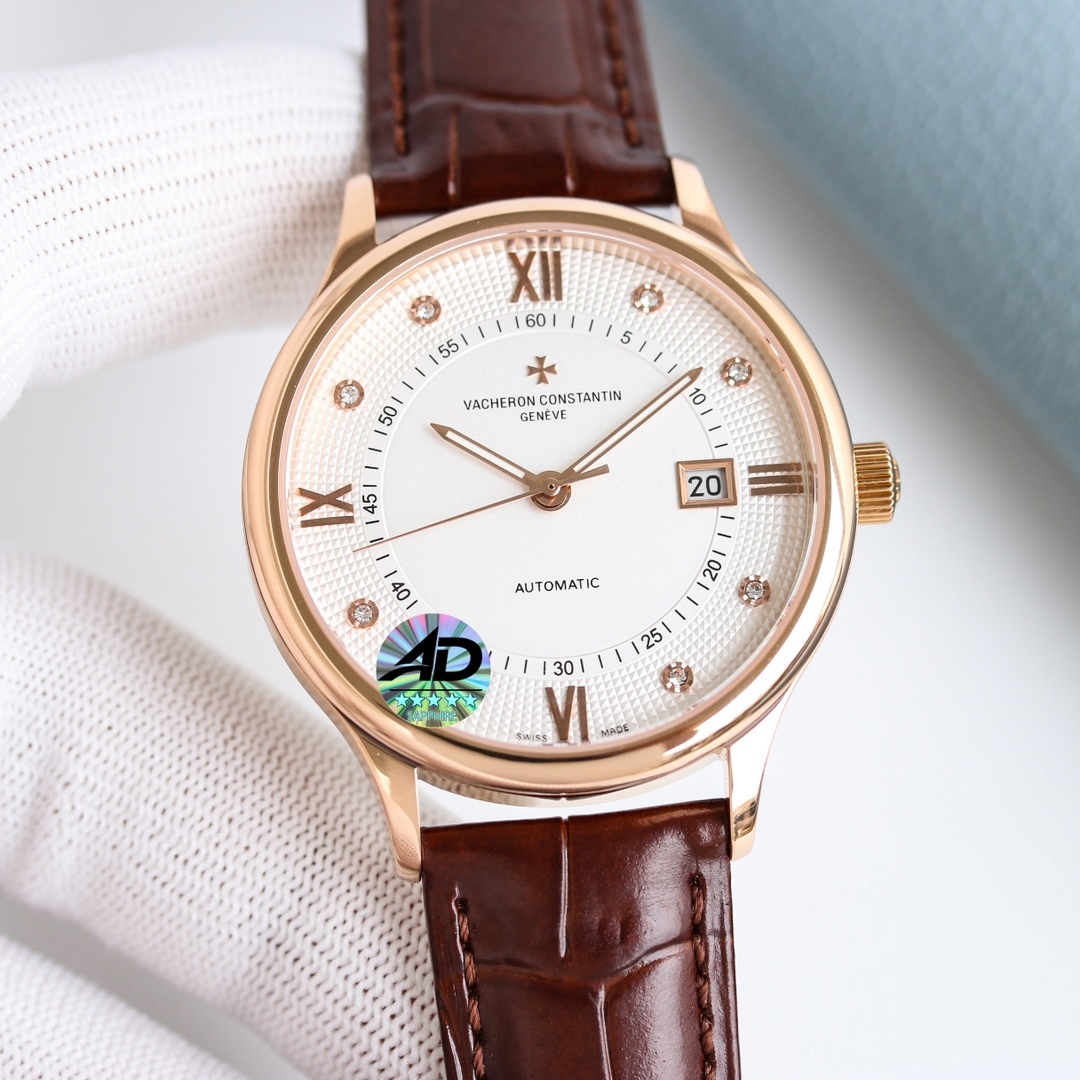 江詩丹頓傳承系列腕表火爆上市！簡雅大方，完美結合，讓你感受優雅紳土氣息！[禮物]該表搭載原裝進口9015超薄機芯，每小時振頻28800次，性能穩定，零返修！表殼： 釆用316 精鋼，藍寶石玻璃鏡面！搭配意大利真皮錶帶原裝扣，直徑：40 mm，超強防水，簡潔大氣，高端品質，適合各種商務場合，送禮首選！