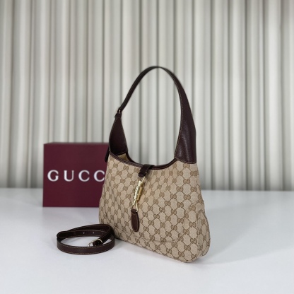 Gucci by Demna新系列，把Gucci的復古奢華玩出了新高度，新品的每一處細節都透著設計師的巧思，經典元素被重新演繹後更具辨識度，從日常腋下包到晚宴流蘇包，風格跨度大卻又統一得很高級。款號863136杏棕，尺寸28X19X4.5