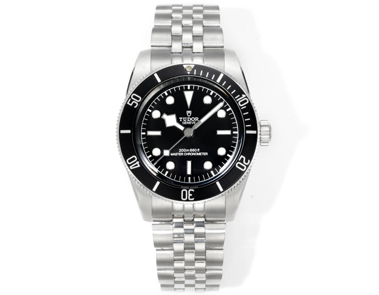 廠帝舵 TUDOR   碧灣系列對於帝舵來說，無疑是一個龐大的產品線，在今年推出了一隻全新的單色碧灣，以絕對的實力被認為是勞力士無歷黑水鬼的平替！今年推出的這只全新單色碧灣，也迎來了碧灣第三次制表科技和煥新美學風格上的革新。
1.新款碧灣迎來新的改革，升級夜光珠，而正品同步凹入式，搭配的是圓拱形藍寶石表鏡，更顯復古感📸 
2.腕表採用不鏽鋼材質打造表殼，經過精細的磨光與磨砂處理，呈現出獨特的質感和光澤度。同勞力士水鬼一樣，表殼採用41毫米尺寸，也是沿襲了“原版”碧灣的直徑，既適合日常佩戴，又能展現出腕