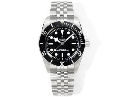 廠帝舵 TUDOR   碧灣系列對於帝舵來說，無疑是一個龐大的產品線，在今年推出了一隻全新的單色碧灣，以絕對的實力被認為是勞力士無歷黑水鬼的平替！今年推出的這只全新單色碧灣，也迎來了碧灣第三次制表科技和煥新美學風格上的革新。
1.新款碧灣迎來新的改革，升級夜光珠，而正品同步凹入式，搭配的是圓拱形藍寶石表鏡，更顯復古感📸 
2.腕表採用不鏽鋼材質打造表殼，經過精細的磨光與磨砂處理，呈現出獨特的質感和光澤度。同勞力士水鬼一樣，表殼採用41毫米尺寸，也是沿襲了“原版”碧灣的直徑，既適合日常佩戴，又能展現出腕