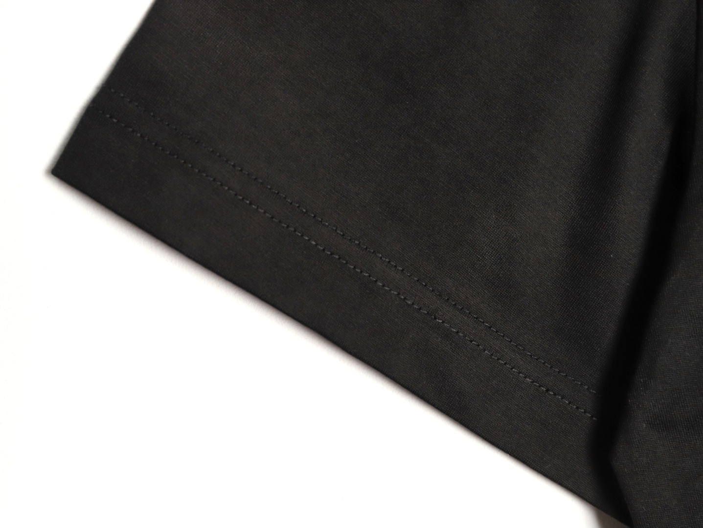 🔝SAINT LAURENT聖羅蘭SLP 小標純色徽標短袖T恤
正品購入開發，50支雙股精品賽爾棉170克，1*1拉架羅紋280克，進口刺繡，面料酵洗，定制1：1商標，寬松版型
B Size：S-XL