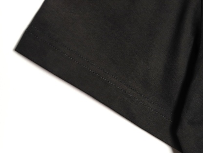 🔝SAINT LAURENT聖羅蘭SLP 小標純色徽標短袖T恤
正品購入開發，50支雙股精品賽爾棉170克，1*1拉架羅紋280克，進口刺繡，面料酵洗，定制1：1商標，寬松版型
B Size：S-XL