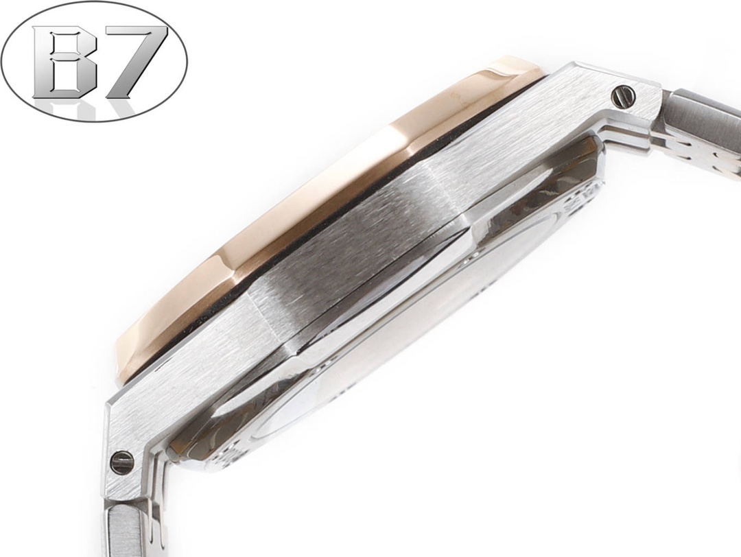 B7  Factory
AP愛彼 女款愛彼皇家橡樹 剔除機芯甲板多餘部分，使之變得更加鏤空——成就鋼表巔峰—— 實力演繹 衛冕“鋼”王！【6大精妙之處】1.正品拆解開模，尺寸為37毫米與正品一致！2.完美還原正品表殼的每一處細節，盡顯正品“稜角分明 堅毅果敢”的陽剛氣質。3.鋼帶的做工無可挑剔，比市面上任何鋼帶表做工均要更上一層樓，鋼帶頭粒和表頭銜接的“緩衝帶”的鬆緊程度與正品一模一樣。4.自動陀的與原裝致敬，是市面唯一做到顏色於原裝一致的版本（市面一般版本均偏紅）其上的ap族徽雕刻獨一無二。