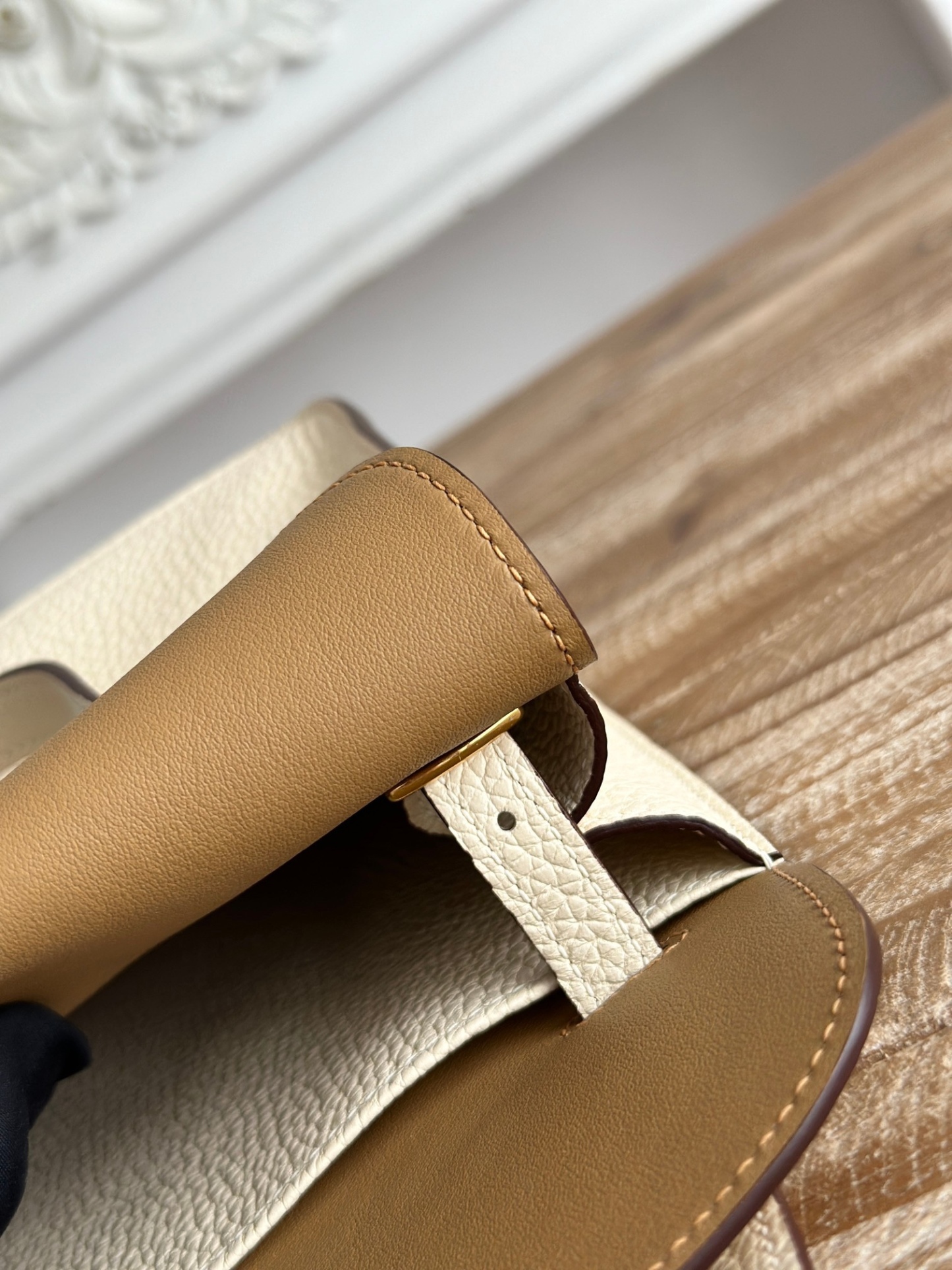 馬蹄包  半手工蠟線	Halzan	
 能滿足各種背法的!!
①手拎包②斜挎包③單肩包④手拿包
togo皮、五金細緻到油邊 無處不精緻√ 
尺寸：25cm