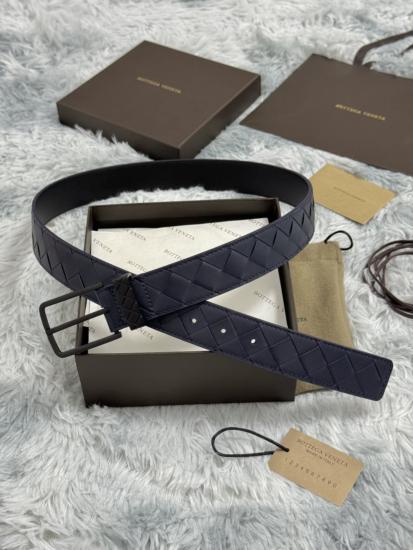 BOTTEGA VENETA   3.5cm   
手工編織牛皮經典之作
每個細節都體現出至高的品味和格調
整體造型增添優雅韻味  
低調奢華的典範
優雅迷人氣息
精緻的手工藝製作。