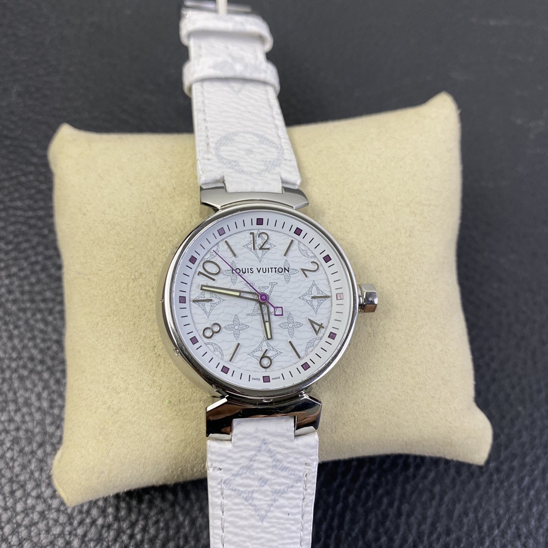 LV工廠超神之作，LV——TAMBOUR SLIM全系列陸續空降市場！致敬原廠 完成使命！【三大超級亮點】腕表尺寸34mm1.錶盤的填油細膩，印刷立體，刻度鑲嵌工整，個個精品無瑕。2.藍寶水晶通透感極佳，與殼體銜接完美。3.表殼打磨呈現瑞士一線品牌高級質感。【兩大必買理由】1.錶帶採用ECCO Leather皮料供應商——手工縫製！還原正品按鍵式快拆設計，方便快捷。2.2020年最具性價比腕表——採用瑞士石英機芯，做工翻倍無返修，不但是送禮佳品，更是自留神器！