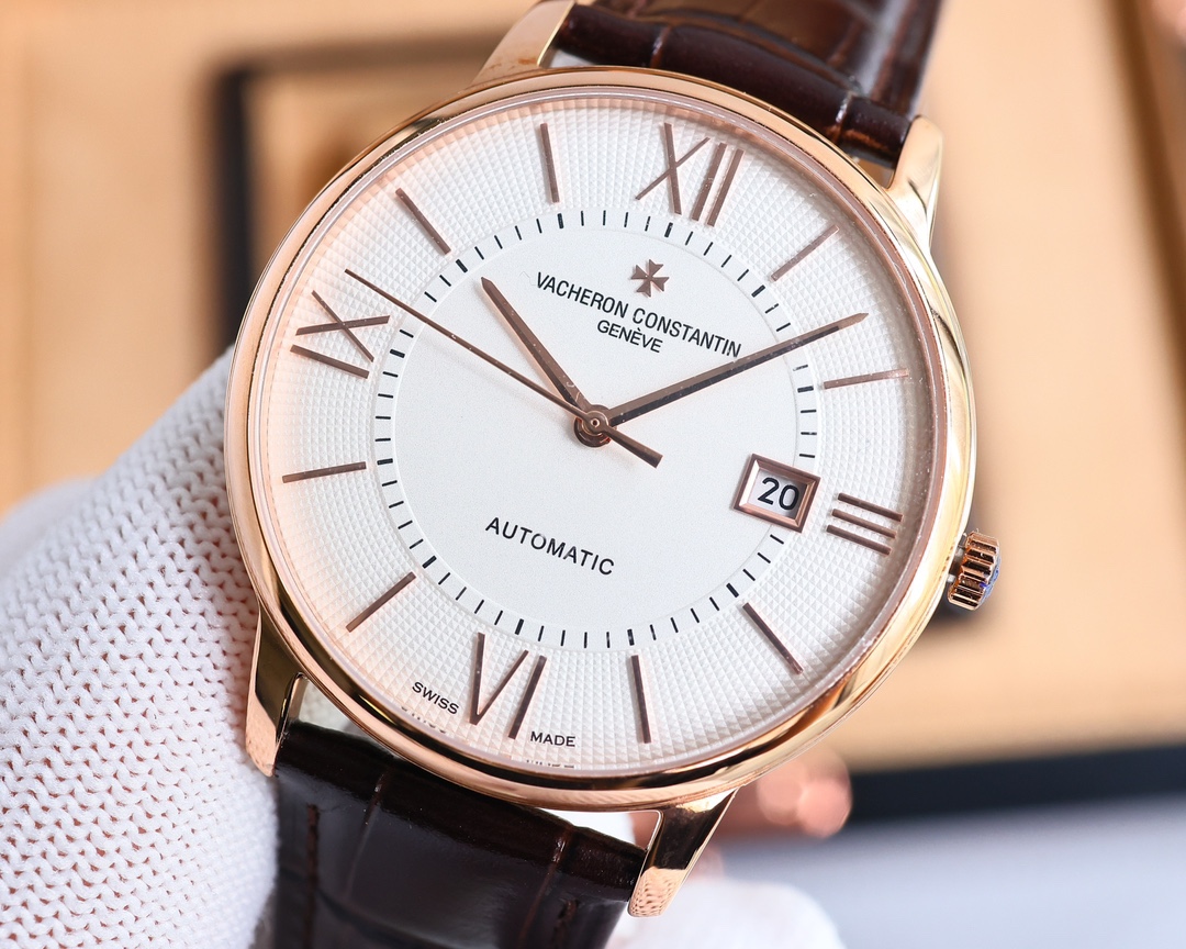 市場最高復刻 V4升級版本 江詩丹頓VC傳承系列85180腕表！
1⃣️【表殼】尺寸40MMX9MM，完美圓形的表殼，搭配微孤式表耳設計，使之更加貼合佩戴者的手腕。每一個成品殼套，都需經過MK嚴格的質量把控，方能還原正品獨特的質感。
2⃣️【機芯】9015鋼輪等部件均由MK制表師精工裝飾，自動擺陀更是鍍有18k金，最大限度呈現原裝精湛的工藝水平。
3⃣️【表鏡】前後兩片藍寶石玻璃鏡面，均有防眩暈鍍膜處理。
4⃣️【錶帶】雙層意大利小牛皮，搭配馬耳他十字針扣🔥AD出品 精品不斷🔥