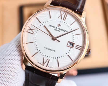 市場最高復刻 V4升級版本 江詩丹頓VC傳承系列85180腕表！
1⃣️【表殼】尺寸40MMX9MM，完美圓形的表殼，搭配微孤式表耳設計，使之更加貼合佩戴者的手腕。每一個成品殼套，都需經過MK嚴格的質量把控，方能還原正品獨特的質感。
2⃣️【機芯】9015鋼輪等部件均由MK制表師精工裝飾，自動擺陀更是鍍有18k金，最大限度呈現原裝精湛的工藝水平。
3⃣️【表鏡】前後兩片藍寶石玻璃鏡面，均有防眩暈鍍膜處理。
4⃣️【錶帶】雙層意大利小牛皮，搭配馬耳他十字針扣🔥AD出品 精品不斷🔥