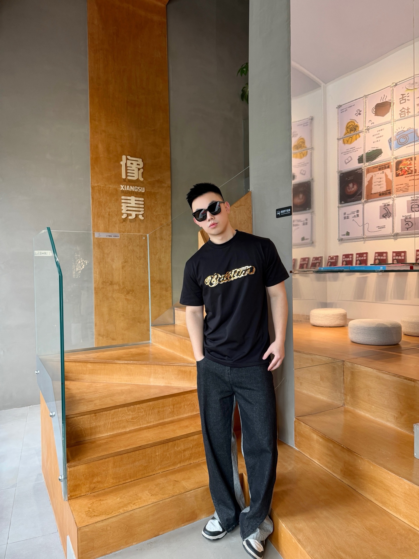 🔝LOUIS VUITTON LV 亮片字母特種刺繡短袖T恤
正品購入，26支雙紗全棉精梳棉220克，1*1索羅娜羅紋280克，特種刺繡，面料酵洗，定制亮片、章仔、商標，合身版型
B Size：S-XL