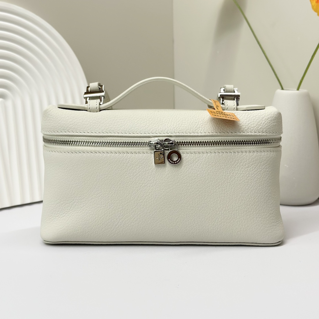 𝓸𝓻𝓸 𝓟𝓲𝓪𝓷𝓪諾悠翩雅
𝑬𝒙𝒕𝒓𝒂 𝑷𝒐𝒄𝒌𝒆𝒕 𝑳𝟏𝟗 
這是一款大開口結構的功能性設計的手拿包，經典風格和簡約設計的組合體。包身採用進口原廠小牛皮材質，輕微的錘紋呈現優雅的紋理，內里採用進口原廠小羊皮。皮革手柄和可拆卸肩帶，可打造出不同背法實用百搭。雙向拉鍊開合，搭配My Charms銀色金屬掛飾。（LP特級全鋼配件五金）
size：11×19×6.5cm
貨號：FAN4046
配套全套專櫃禮盒包裝🎁