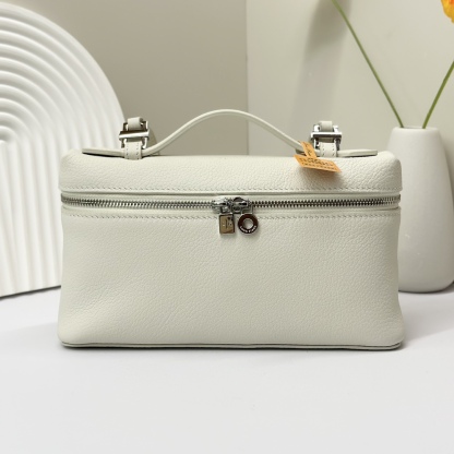 𝓸𝓻𝓸 𝓟𝓲𝓪𝓷𝓪諾悠翩雅
𝑬𝒙𝒕𝒓𝒂 𝑷𝒐𝒄𝒌𝒆𝒕 𝑳𝟏𝟗 
這是一款大開口結構的功能性設計的手拿包，經典風格和簡約設計的組合體。包身採用進口原廠小牛皮材質，輕微的錘紋呈現優雅的紋理，內里採用進口原廠小羊皮。皮革手柄和可拆卸肩帶，可打造出不同背法實用百搭。雙向拉鍊開合，搭配My Charms銀色金屬掛飾。（LP特級全鋼配件五金）
size：11×19×6.5cm
貨號：FAN4046
配套全套專櫃禮盒包裝🎁