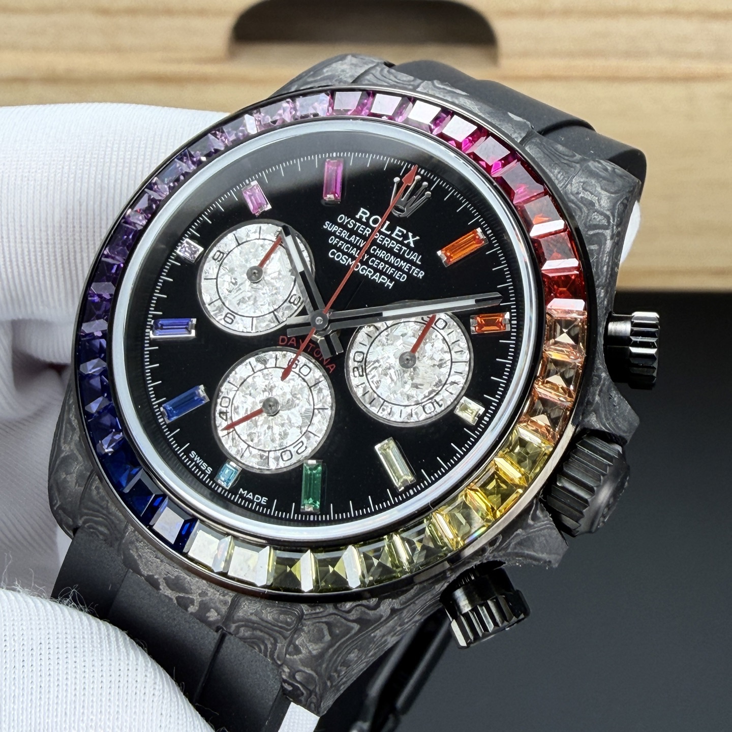 BLAKEN 頂配升級｜彩虹鑽·鉑金眼睛 4代迪通拿
BLAKEN Top Custom • Rainbow Diamond • Platinum Eye
Rolex Daytona 4th Gen 🔥
40mm 全碳纖維高端款｜實拍質感拉滿
Full Carbon Fiber • 40mm High-End Quality
✅ 72H Long Power Reserve
搭載4130一體機芯，72小時長續航，穩定耐用
✅ 魔術貼便攜式錶帶，佩戴方便快捷
Velcro portable strap