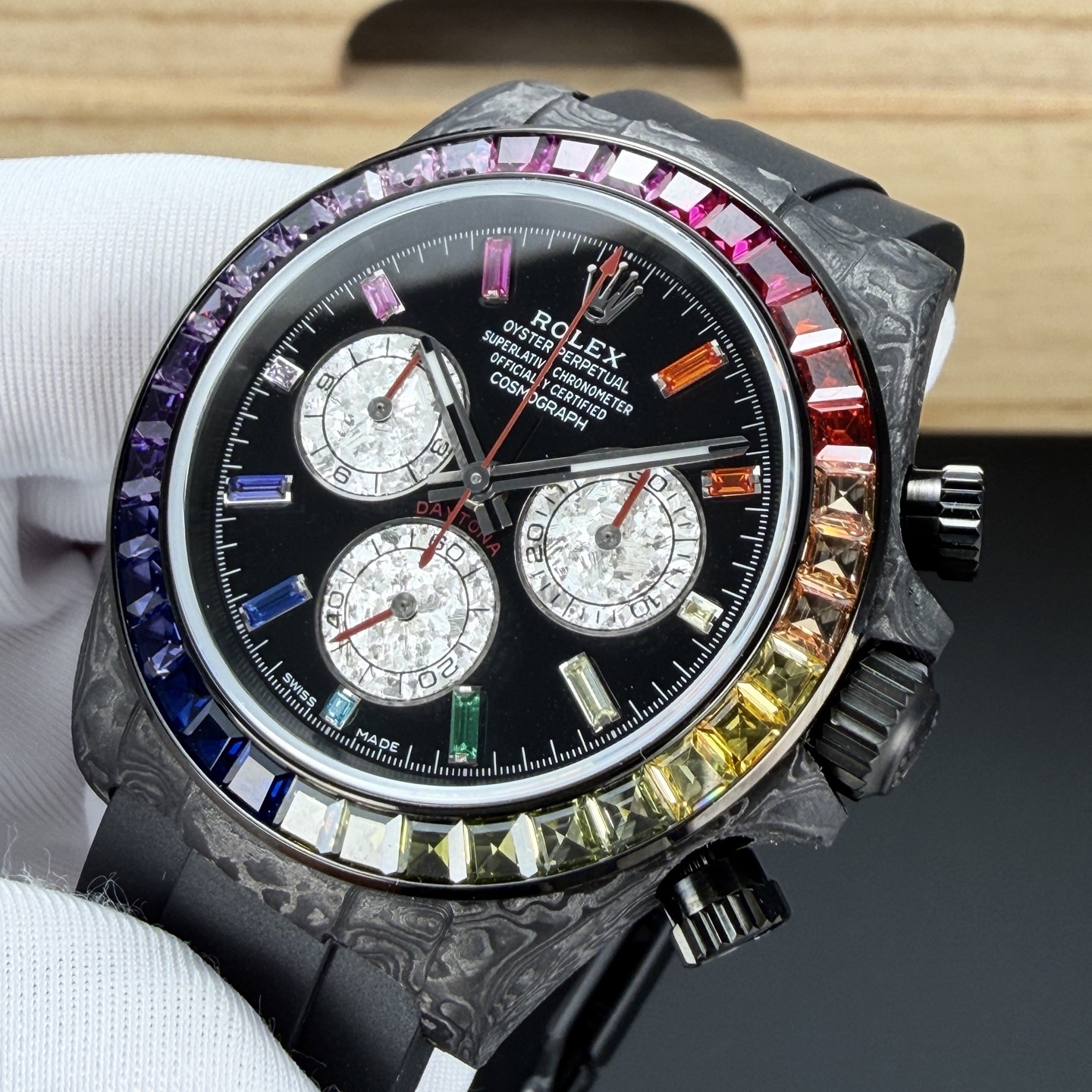 BLAKEN 頂配升級｜彩虹鑽·鉑金眼睛 4代迪通拿
BLAKEN Top Custom • Rainbow Diamond • Platinum Eye
Rolex Daytona 4th Gen 🔥
40mm 全碳纖維高端款｜實拍質感拉滿
Full Carbon Fiber • 40mm High-End Quality
✅ 72H Long Power Reserve
搭載4130一體機芯，72小時長續航，穩定耐用
✅ 魔術貼便攜式錶帶，佩戴方便快捷
Velcro portable strap